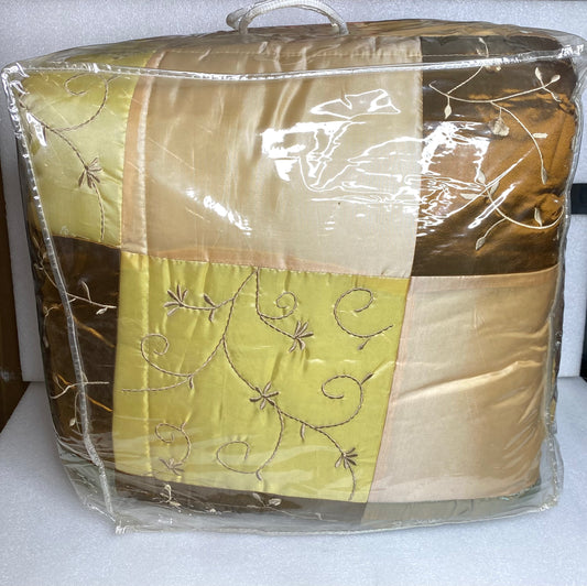 #80 - open Box - King Size Comforter, Bed Skirt & Shams, 100% Polyester - (READ) - (IN CONDITION AS SHOWN)