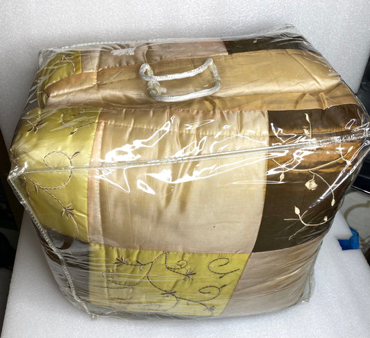 #80 - open Box - King Size Comforter, Bed Skirt & Shams, 100% Polyester - (READ) - (IN CONDITION AS SHOWN)