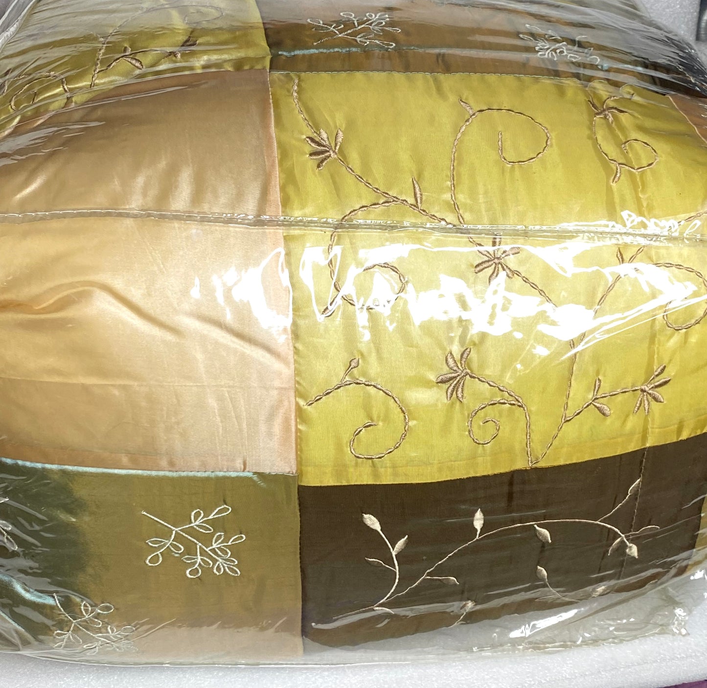 #80 - open Box - King Size Comforter, Bed Skirt & Shams, 100% Polyester - (READ) - (IN CONDITION AS SHOWN)