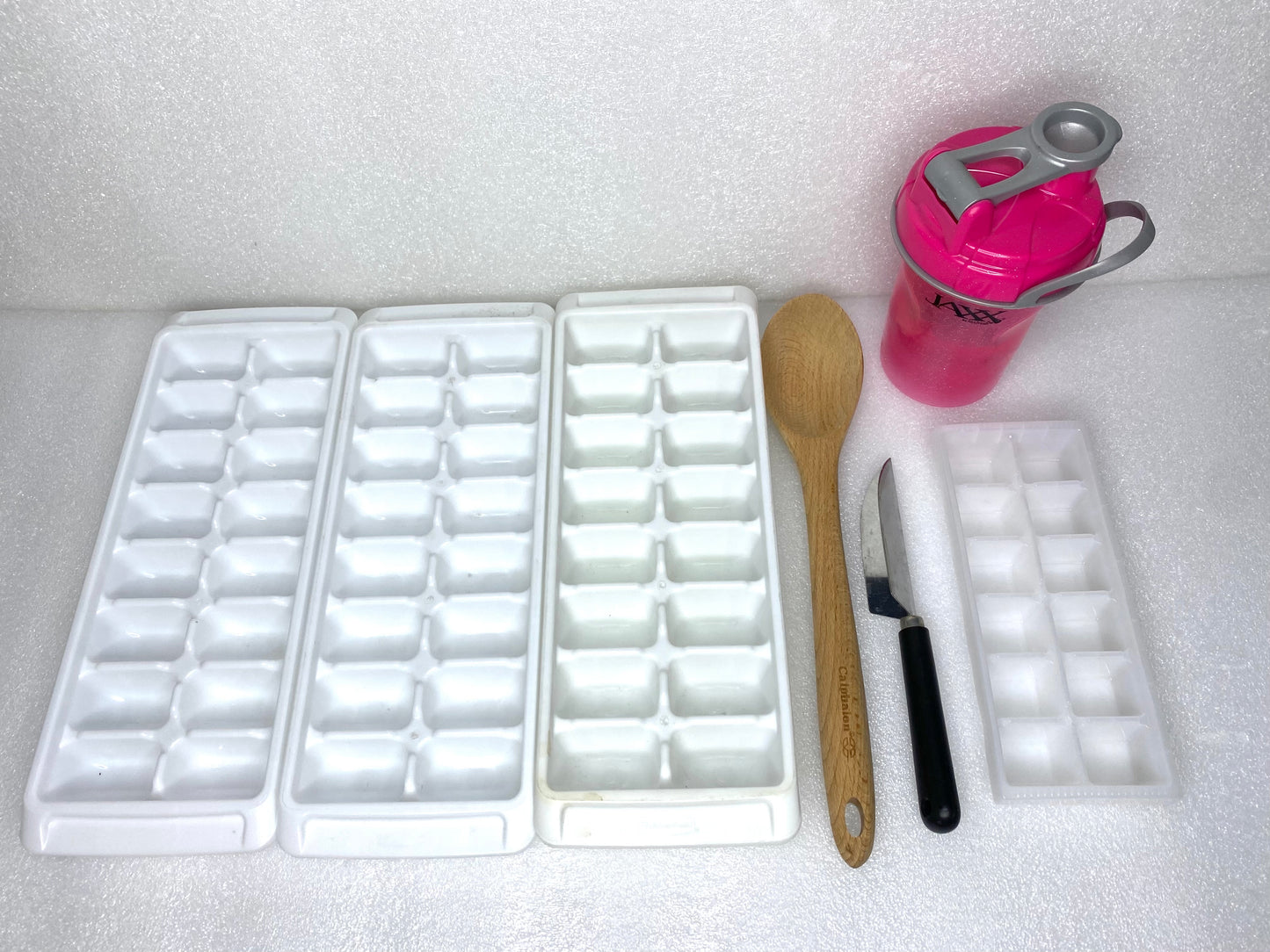 #86 - lot of 7 Kitchen Items, Includes Shaker, Spoon, Ice Trays, Knife - (READ) - (IN CONDITION AS SHOWN)