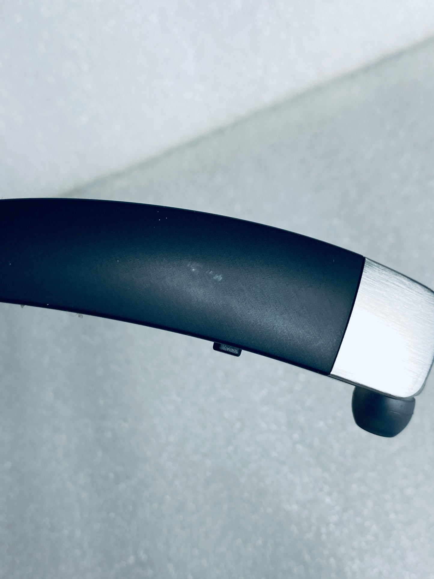 insignia Wireless Bluetooth In-Ear Headset W/Microphone, NS-CAHBTEB02 - (READ)