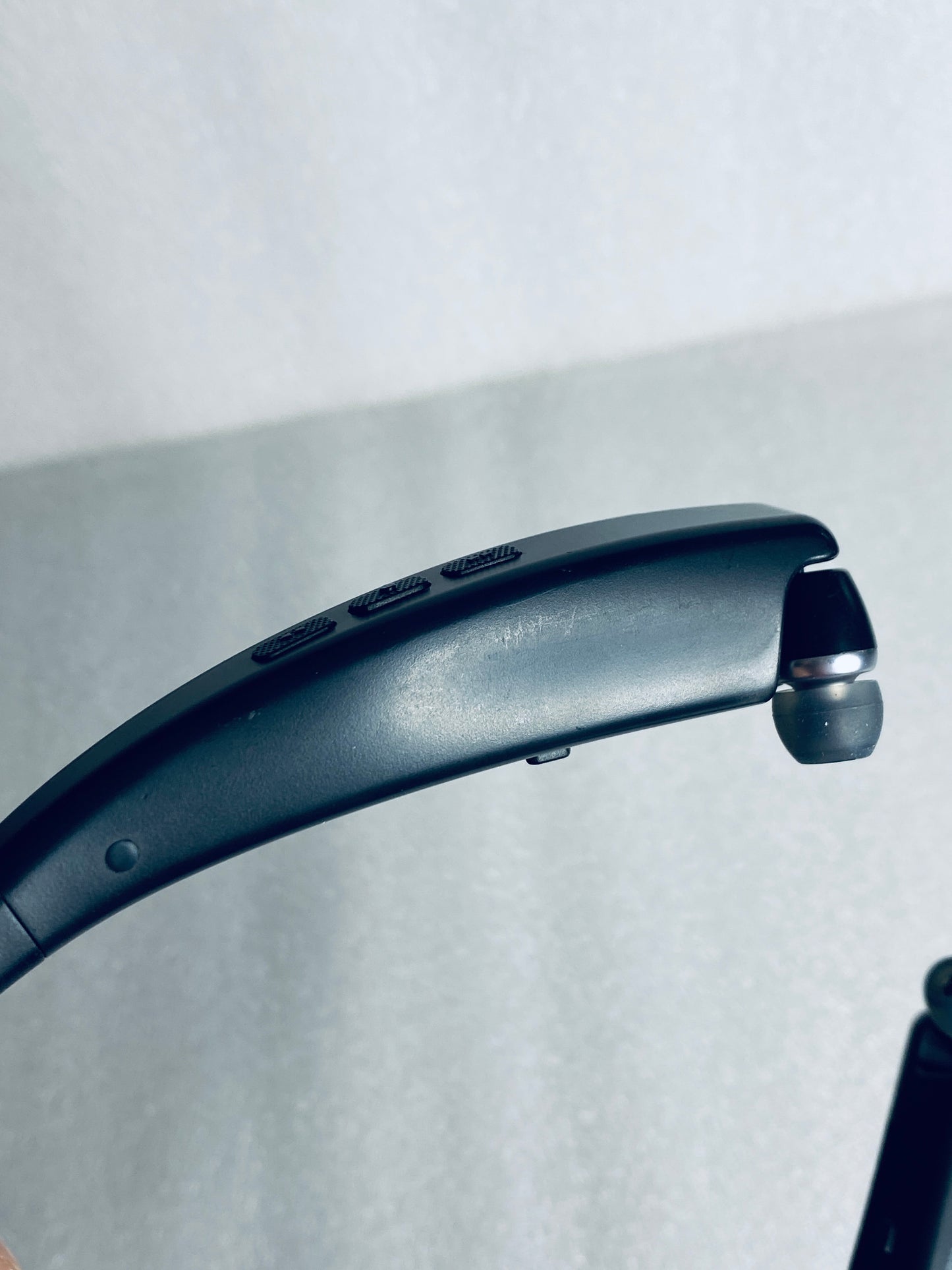 insignia Wireless Bluetooth In-Ear Headset W/Microphone, NS-CAHBTEB02 - (READ)