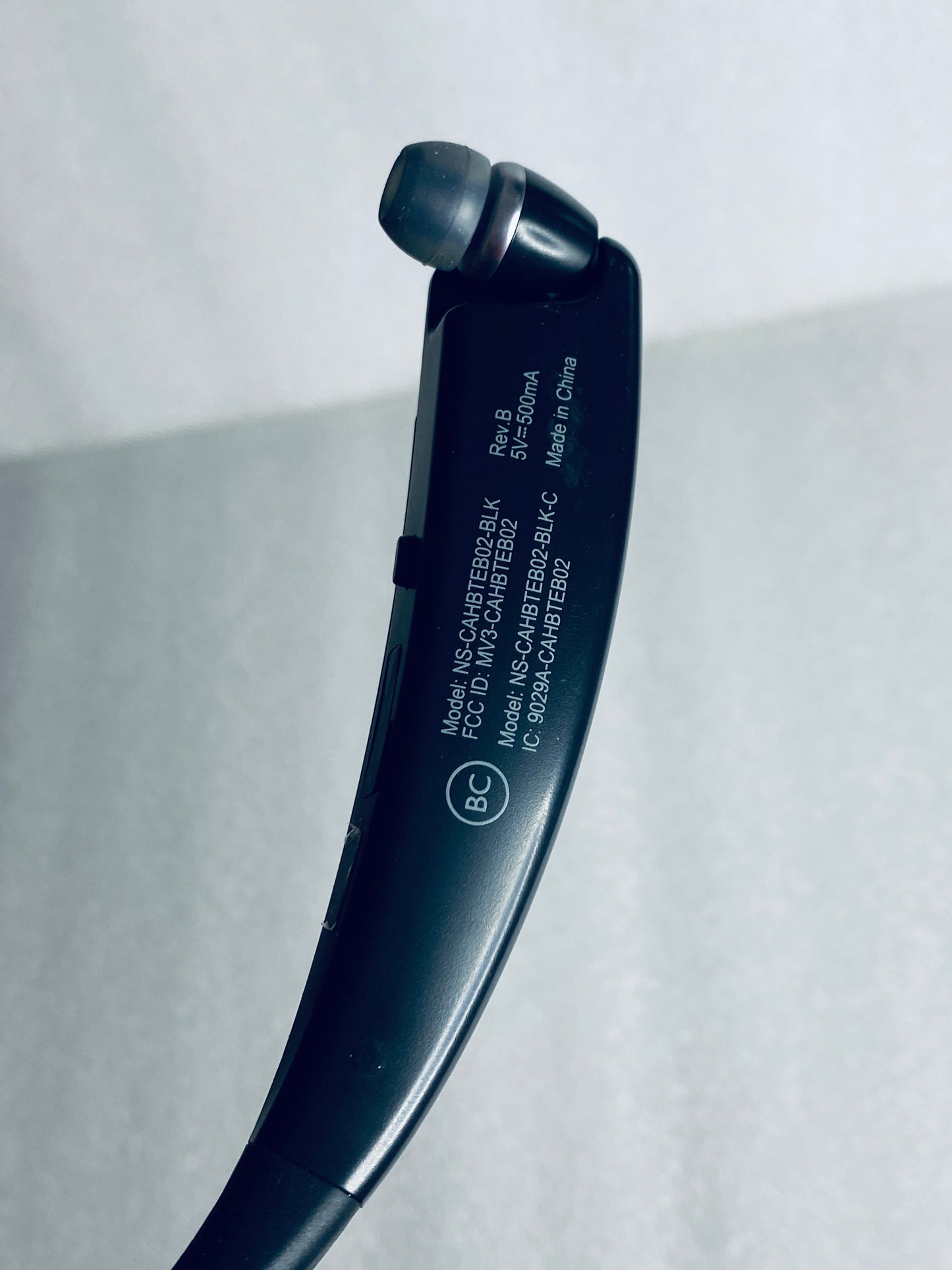 insignia Wireless Bluetooth In-Ear Headset W/Microphone, NS-CAHBTEB02 - (READ)