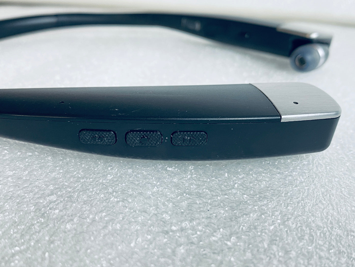 insignia Wireless Bluetooth In-Ear Headset W/Microphone, NS-CAHBTEB02 - (READ)