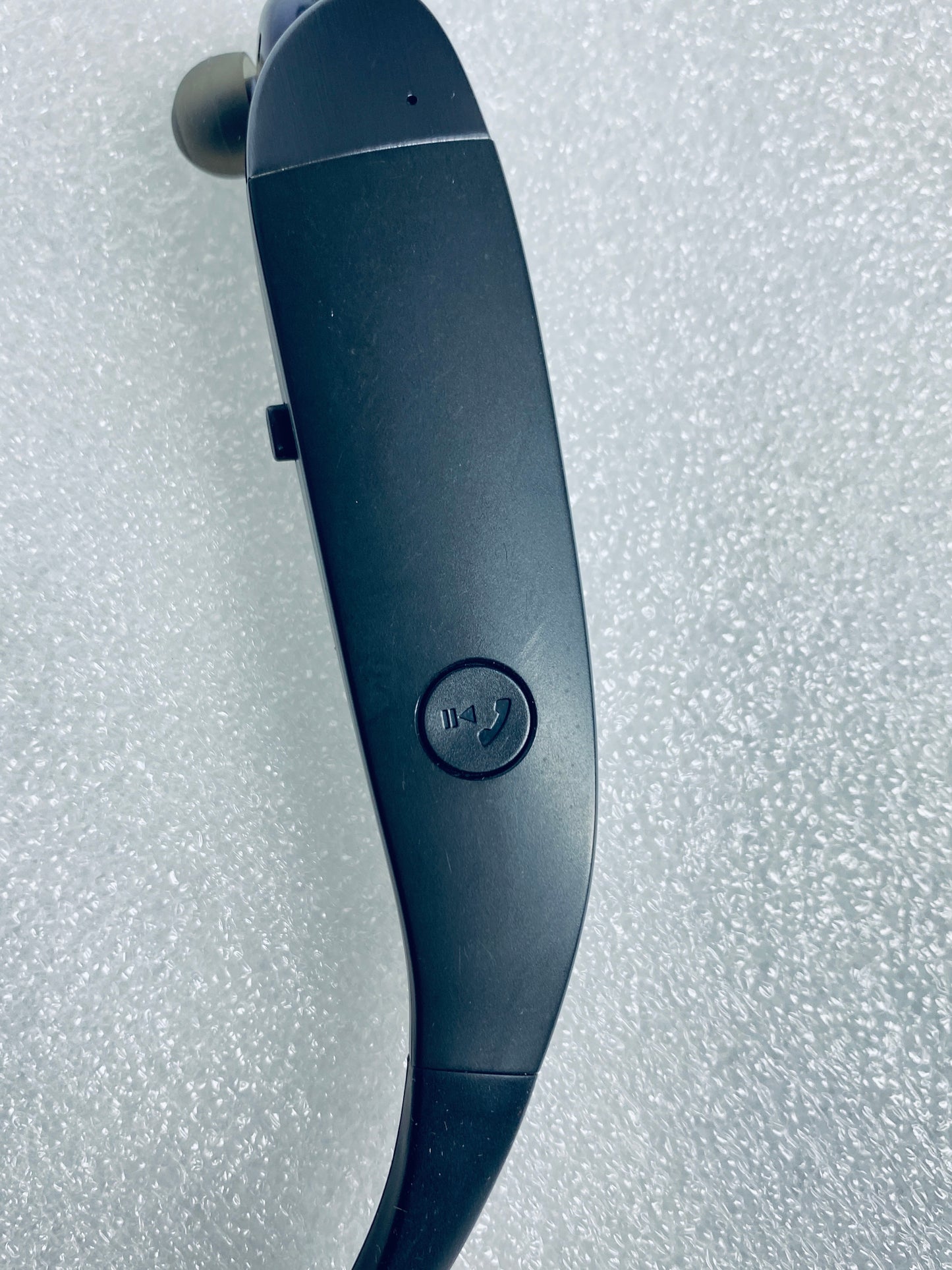 insignia Wireless Bluetooth In-Ear Headset W/Microphone, NS-CAHBTEBNC - (READ)