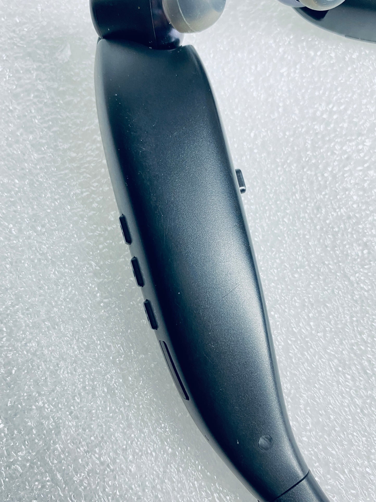 insignia Wireless Bluetooth In-Ear Headset W/Microphone, NS-CAHBTEBNC - (READ)