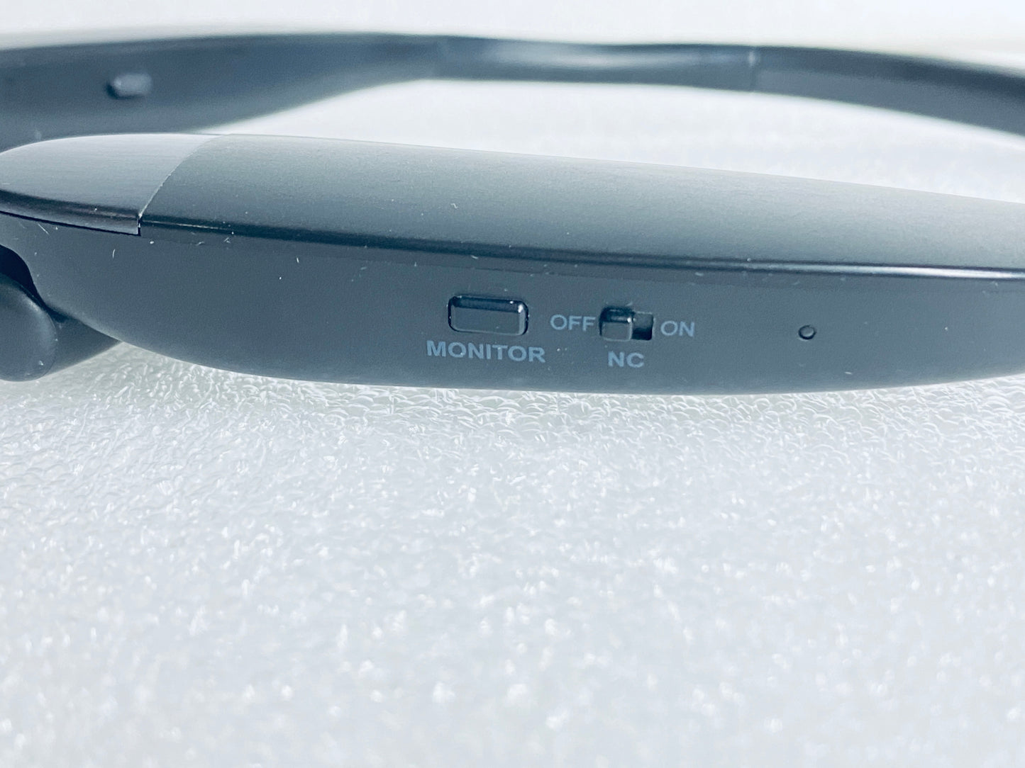 insignia Wireless Bluetooth In-Ear Headset W/Microphone, NS-CAHBTEBNC - (READ)