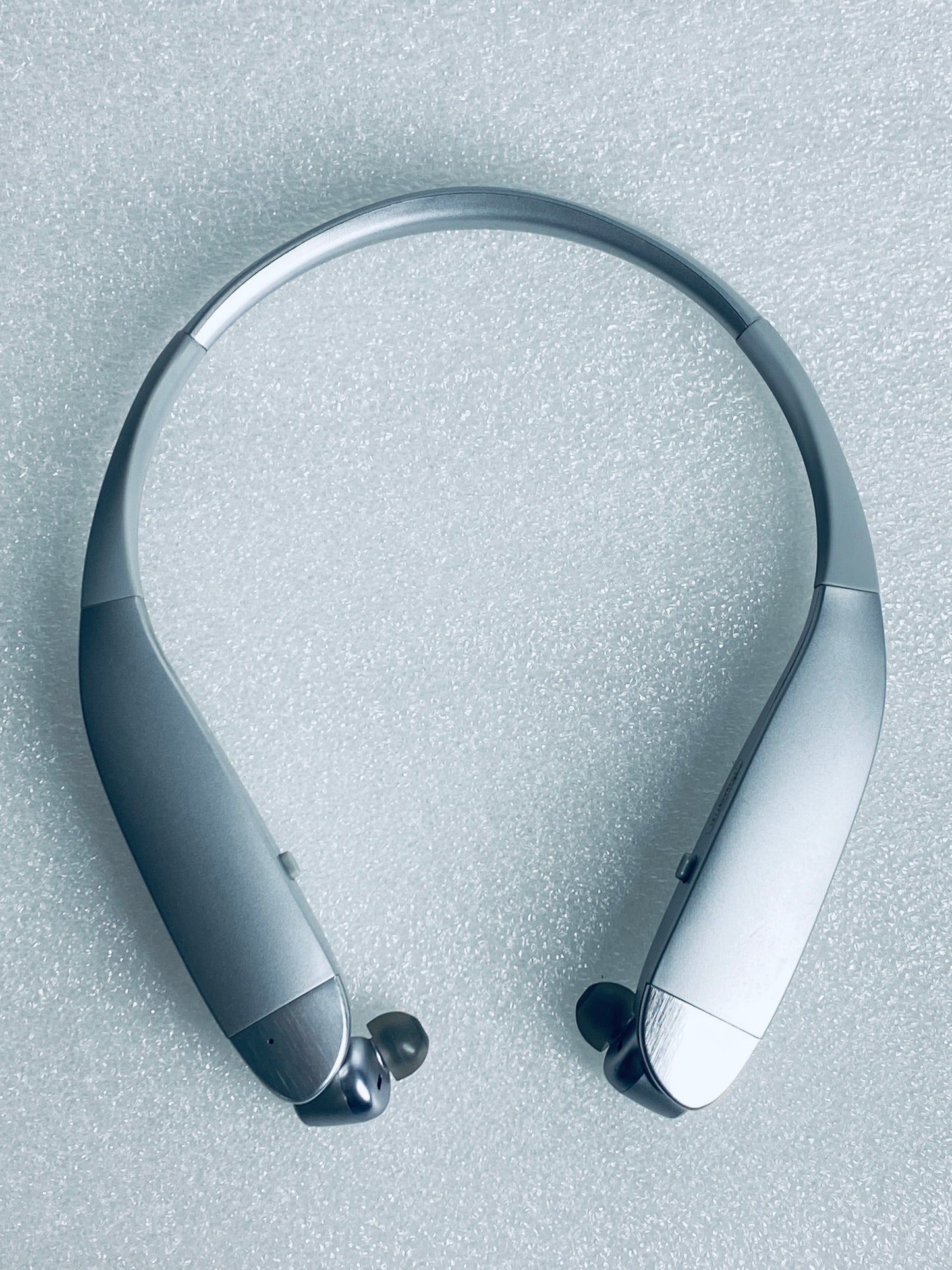 Insignia Bluetooth Noise-Canceling Wireless In-Ear Silver Headset NS-CAHBTEBNC-S