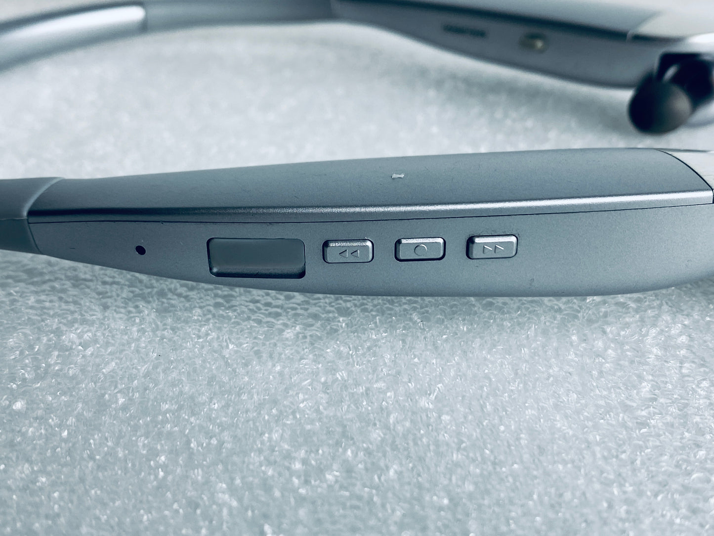 #173 - Insignia Wireless Bluetooth In-Ear Headset With Built-In Microphone, NS-CAHBTEBNC-S - (IN CONDITION AS SHOWN)